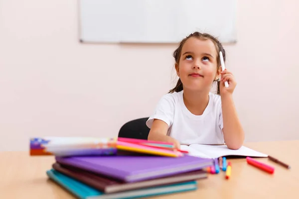 Menina Fazendo Trabalho Escolar Casa — Fotografia de Stock