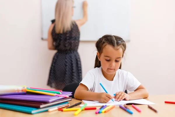 Menina Estudando Com Professor Sala Brilhante — Fotografia de Stock