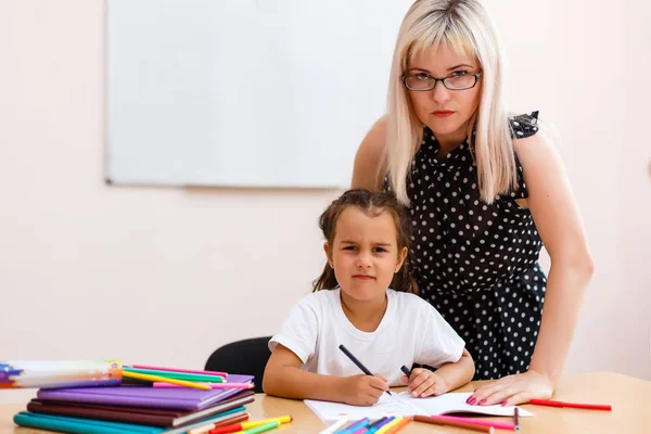 Szigorú Tanár Egy Kis Diák Kislány Szomorú Osztályteremben Pultnál — Stock Fotó