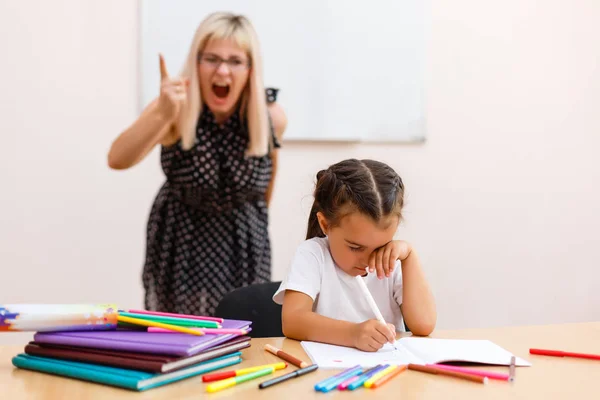 Öğretmen Liseli Çığlık Atıyor Küçük Kız Sınıfta Masasında Üzücü — Stok fotoğraf