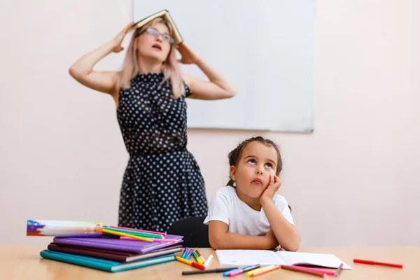 Insegnante Stanco Classe Stanca Bambina Seduta Alla Scrivania — Foto Stock