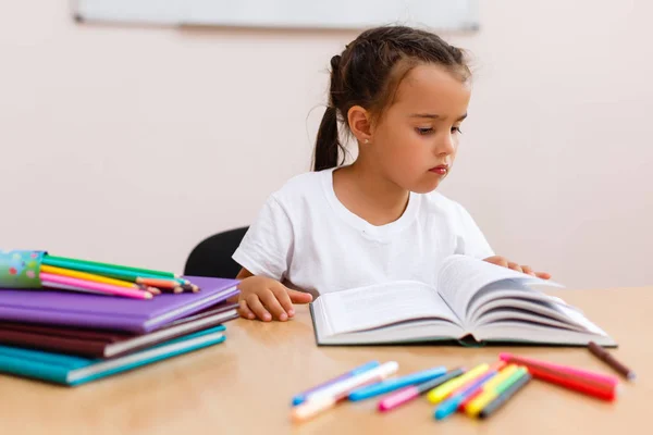 Schöne Grundschülerin Lernt Klassenzimmer — Stockfoto