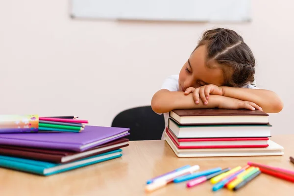 Liseli Kızlar Sınıfta Blackboard Yakınındaki Uyku — Stok fotoğraf