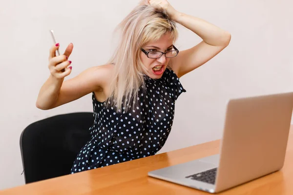 Rozzlobený Mladá Podnikatelka Křičí Její Laptop — Stock fotografie