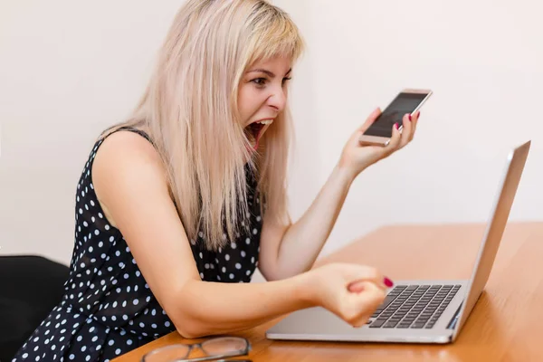 Jovem Empresária Irritada Gritando Com Seu Laptop — Fotografia de Stock