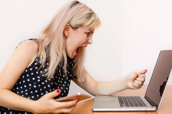 Angry Young Businesswoman Shouting Her Laptop — Stock Photo, Image