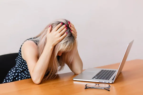 Frustrovaný Zdůraznil Žena Svém Laptopu Koncept Stresu — Stock fotografie