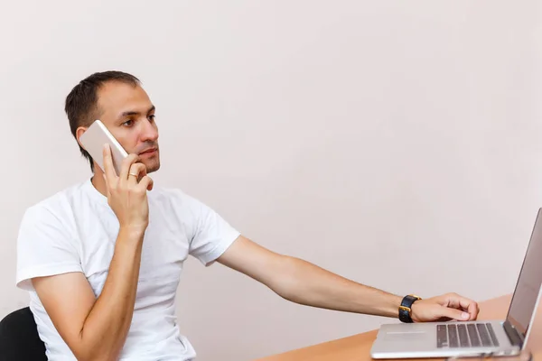 Ein Hübscher Junger Mann Mit Laptop Auf Grauem Hintergrund — Stockfoto