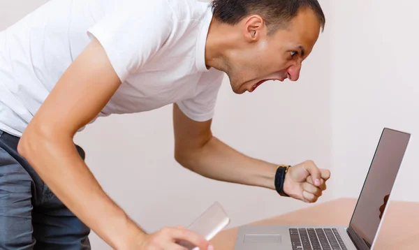 Homem Irritado Gritando Com Seu Computador — Fotografia de Stock