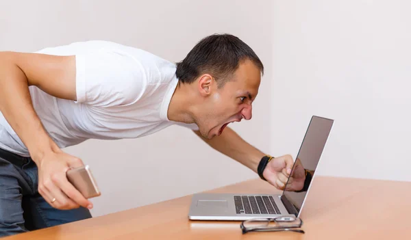 Homem Irritado Gritando Com Seu Computador — Fotografia de Stock