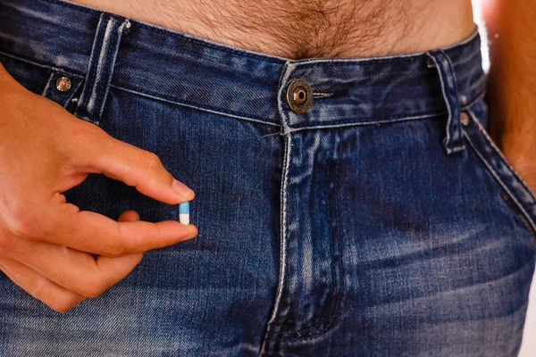 Mann Mit Einer Kleinen Pille Der Hand — Stockfoto