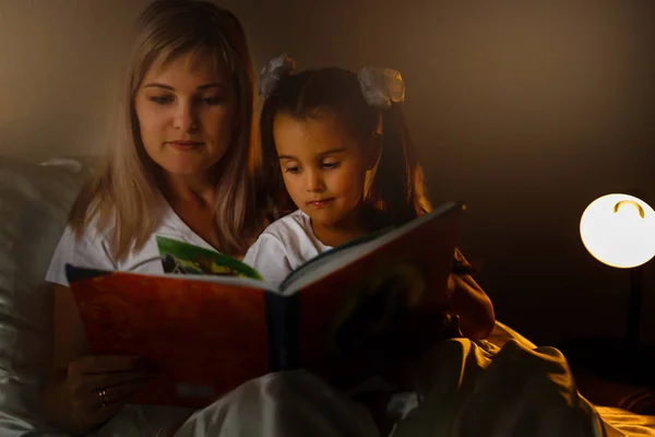 Anya Vele Kis Lányom Olvasó Könyv Ágyban — Stock Fotó