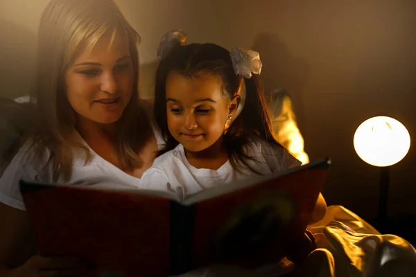 Мати Маленька Дочка Читають Книгу Ліжку — стокове фото