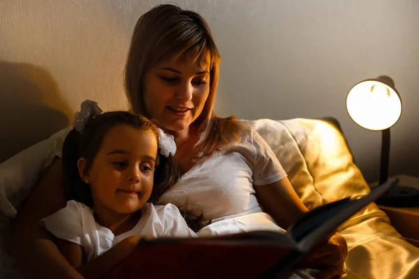 Joven Madre Niña Leyendo Libro Cama Antes Dormir —  Fotos de Stock