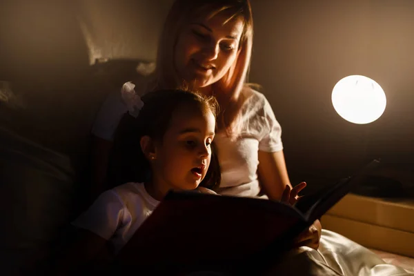 Giovane Madre Bambina Leggere Libro Letto Prima Andare Dormire — Foto Stock