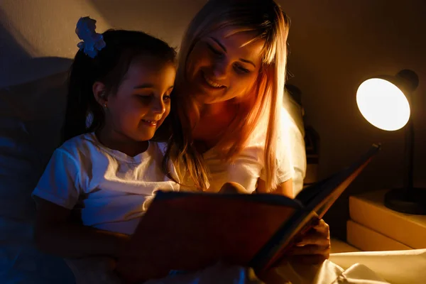 Joven Madre Niña Leyendo Libro Cama Antes Dormir —  Fotos de Stock