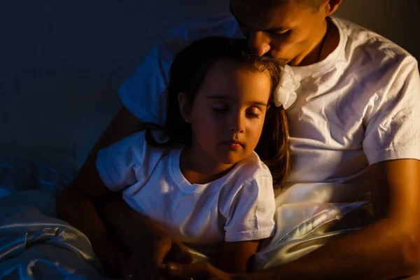Kislányom Elaludt Apát Könyv Olvasása Közben — Stock Fotó
