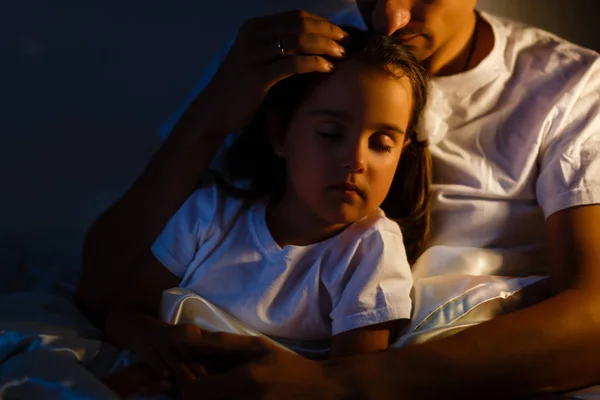 Little Daughter Fell Asleep Father While Reading Book — Stock Photo, Image