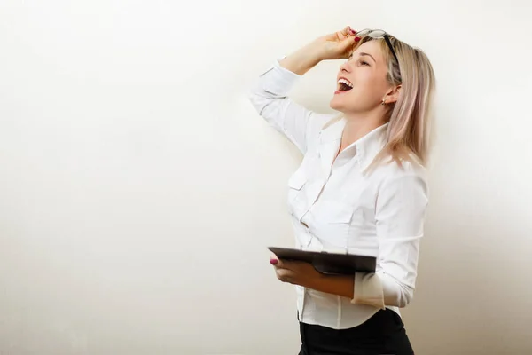 Feliz Sonriente Joven Empresaria Alegre Escribiendo Portapapeles Aislado Sobre Fondo —  Fotos de Stock