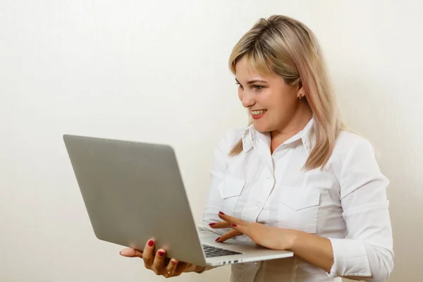 Усміхаючись Прекрасна Молода Бізнес Леді Стоїть Тримає Ноутбук Білому Тлі — стокове фото
