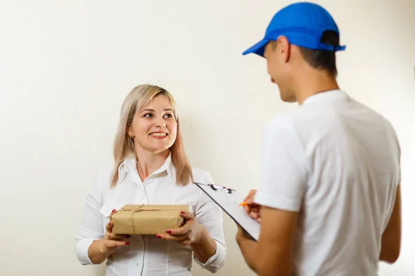 Delivery Boy Giving Gift Box Surprised Woman — ストック写真