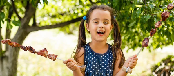 Menina Mostrando Shish Kebab Rindo — Fotografia de Stock