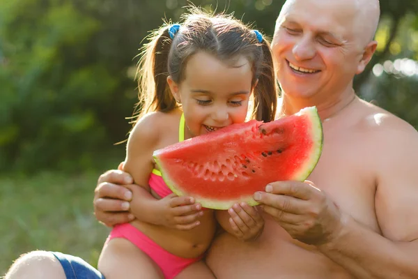 Avô Neta Comendo Melancia Rindo Sentado Grama Verde Jardim — Fotografia de Stock