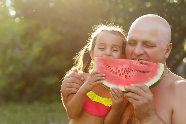 Família Sorridente Com Melancia Jardim Grama Verão — Fotografia de Stock