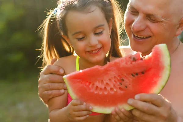 Família Sorridente Com Melancia Jardim Grama Verão — Fotografia de Stock