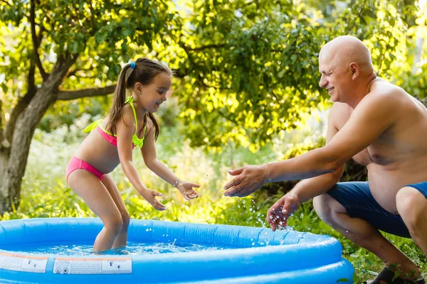 Farfar Med Barnbarn Spelar Den Uppblåsbara Poolen — Stockfoto