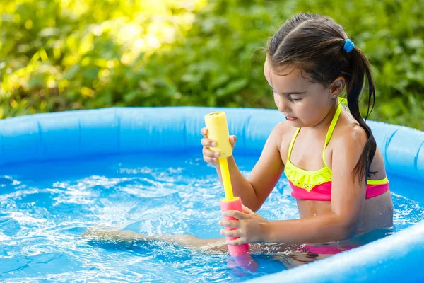 Kleines Mädchen Mit Wassersprüher Schwimmbad — Stockfoto