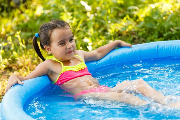 Relájese Piscina Retrato Una Niña Alegre Acostada Piscina Inflable — Foto de Stock