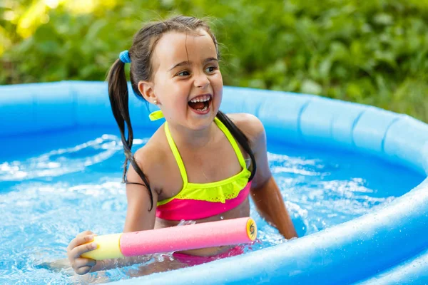 Heureuse Petite Fille Jouant Avec Pompe Eau Dans Piscine Gonflable — Photo