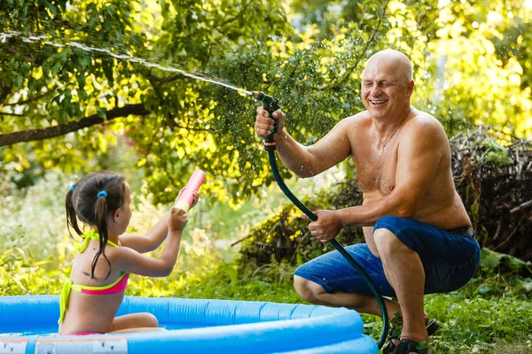 Grand Père Avec Petite Fille Jouant Dans Une Piscine Gonflable — Photo