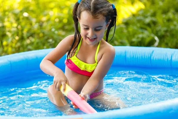 Chica Traje Baño Brillante Jugando Piscina Inflable Del Bebé —  Fotos de Stock