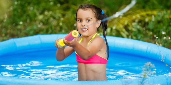 Kleines Mädchen Spielt Mit Wasserpumpe Aufblasbarem Pool Garten Neben Haus — Stockfoto