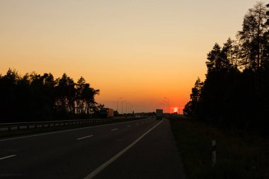 Karayolu trafiğe günbatımı
