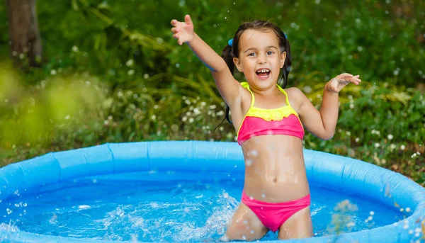 Kleines Mädchen Hat Spaß Aufblasbaren Pool Grünen Garten — Stockfoto