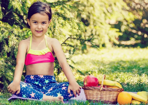 Criança Comendo Frutas Sentado Parque Verde Após Treino — Fotografia de Stock