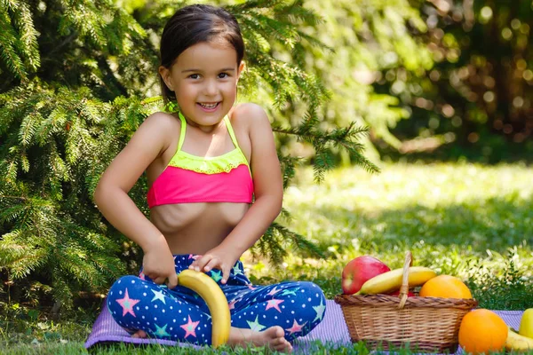 Criança Comendo Frutas Sentado Parque Verde Após Treino — Fotografia de Stock