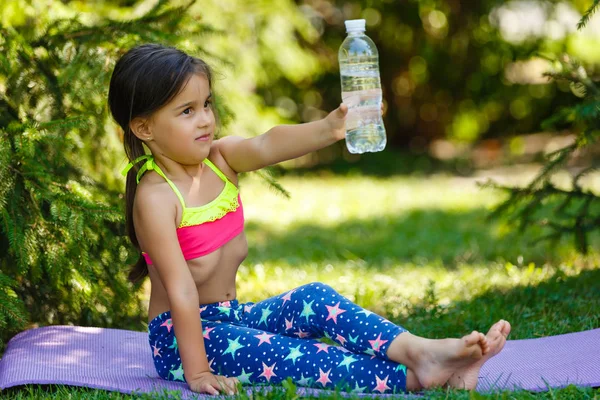 Niña Corredor Beber Agua Parque — Foto de Stock