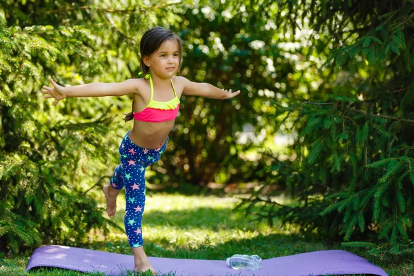 Bambina Che Yoga Sull Erba Nel Parco Concentrazione Selettiva — Foto Stock