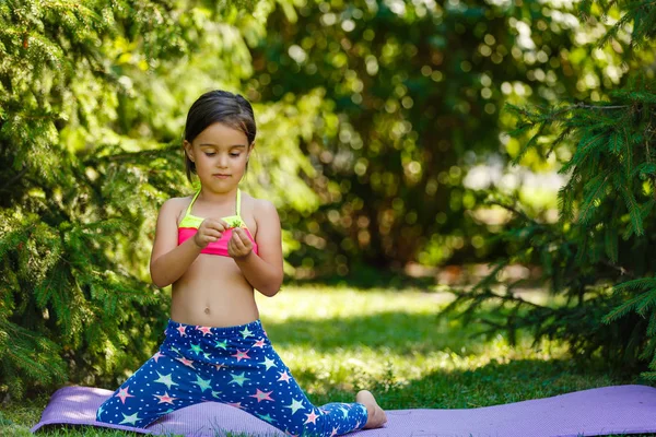 Bambina Che Riposa Parco Dopo Allenamento — Foto Stock