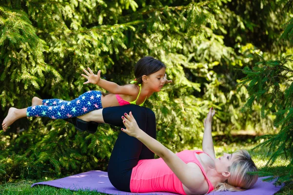 Giovane Madre Sportiva Piccola Figlia Carina Che Esercizi Yoga Sull — Foto Stock