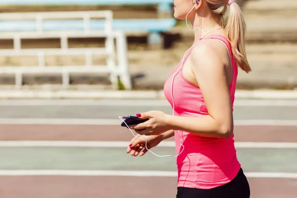 Retrato Una Chica Fuerte Ropa Deportiva Corriendo Estadio Hermosa Chica — Foto de Stock