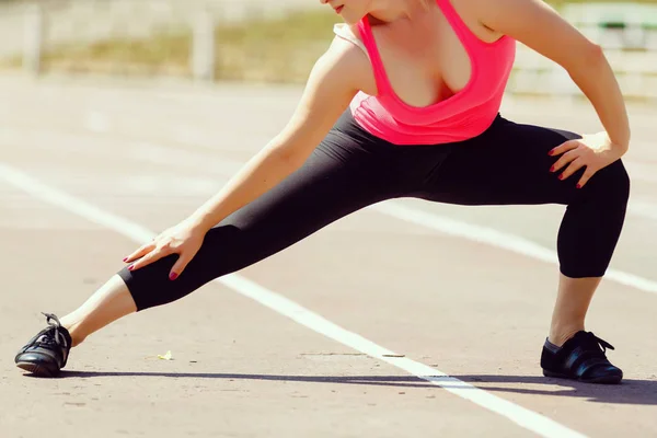 Sonriendo Hermosa Mujer Joven Deportiva Que Trabaja Carretera Haciendo Ejercicio — Foto de Stock