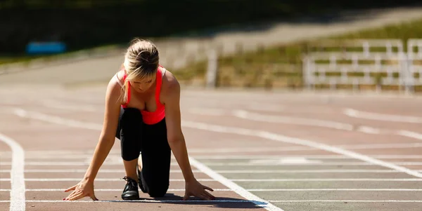 Uma Rapariga Desportiva Está Preparar Para Correr Rapariga Está Início — Fotografia de Stock