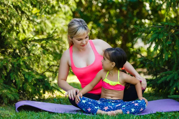 Giovane Madre Sportiva Piccola Figlia Carina Che Esercizi Yoga Sull — Foto Stock
