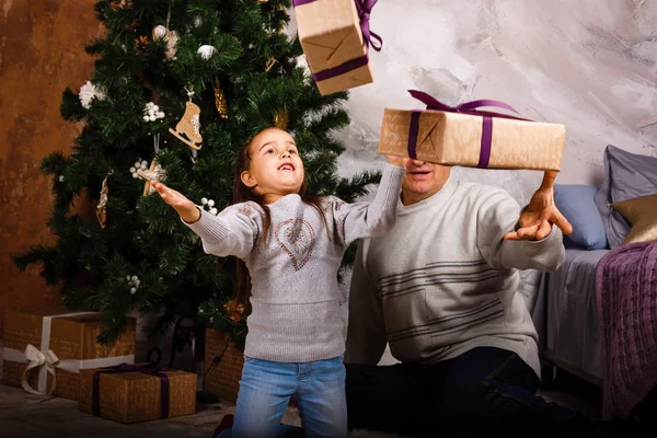 Kleines Mädchen Hat Spaß Mit Opa Der Hause Weihnachtsbaum Sitzt — Stockfoto