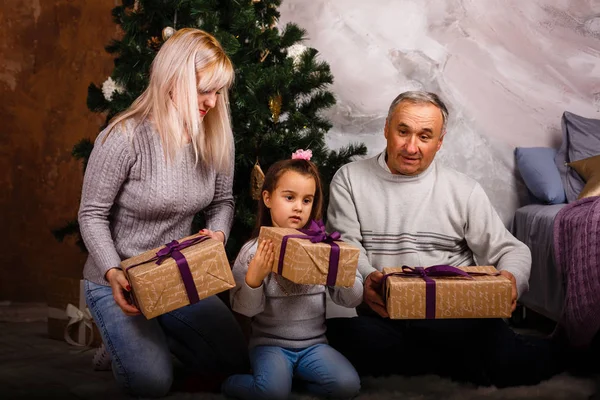 Menina Divertindo Com Mãe Avô Sentados Árvore Natal Casa — Fotografia de Stock